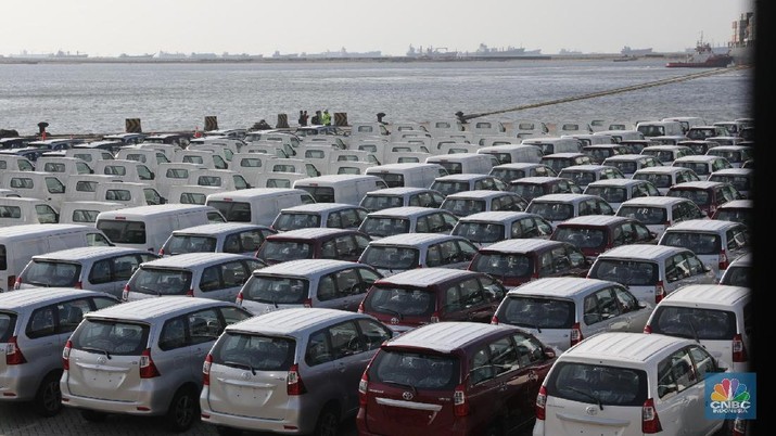 Suasana mobil ekspor di Terminal Kendaraan, Tanjung Priok Jakarta. Jumat (13/4) Berdasarkan data BPS, ekspor mobil penumpang asal Indonesia ke Vietnam pada bulan Januari-November 2017 tercatat sebesar US$ 241,2 juta. Nilai ini meningkat 1.256,5% (YoY) dibandingkan tahun 2016 yang sebesar US$ 17,782 juta. Indonesia menempati peringkat ke-3 negara pengekspor mobil penumpang ke Vietnam setelah Thailand dan China dengan pangsa pasar 13,12%. (CNBC Indonesia/Muhammad Sabki)