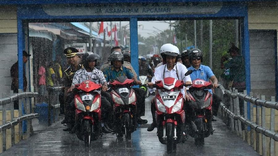 Presiden dan Ibu Iriana menumpangi Pesawat Kepresidenan Indonesia-1 dari Jayapura menuju Kabupaten Mimika