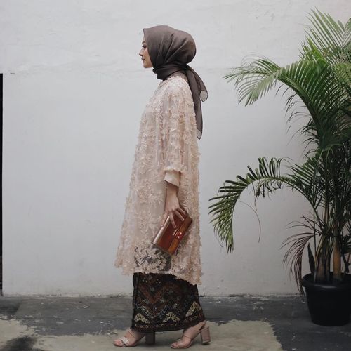 Tips Memilih Atasan untuk Kondangan Berdasarkan Bentuk Tubuh 2 Tips Memilih Atasan untuk Kondangan Berdasarkan Bentuk Tubuh 2