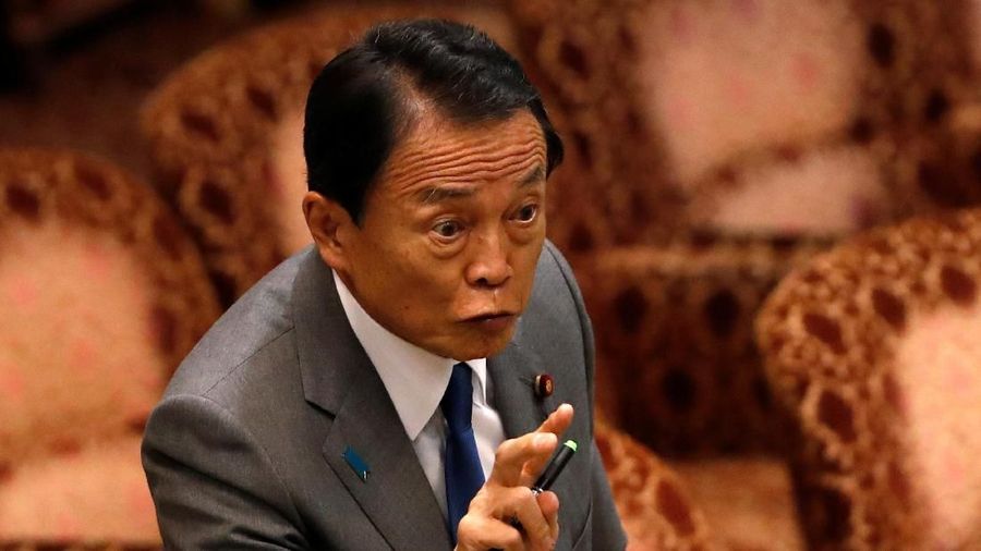 Menteri Keuangan Jepang Taro Aso mengatakan tidak akan menghukum si pelaku yang merupakan pejabat senior kementerian.