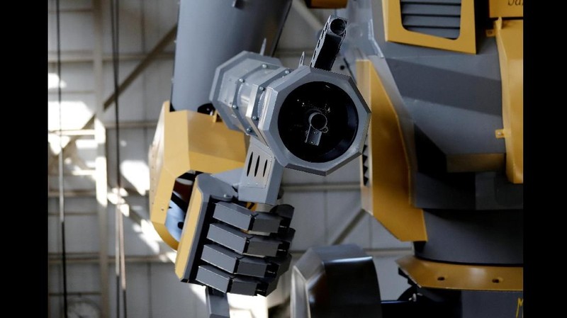 Butuh waktu enam tahun untuk membuat robot raksasa setinggi 8,5 meter dan seberat 7 ton tersebut.