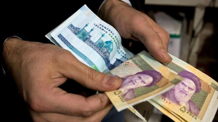 Kurs tak resmi berada di kisaran 102.000 real pada Minggu siang, menurut Bonbast, salah satu situs terpercaya yang mengikuti kurs mata uang Iran.