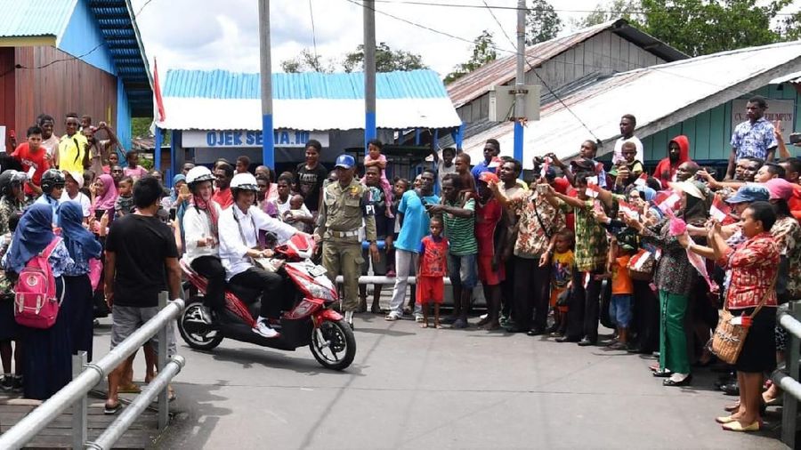 Presiden dan Ibu Iriana menumpangi Pesawat Kepresidenan Indonesia-1 dari Jayapura menuju Kabupaten Mimika