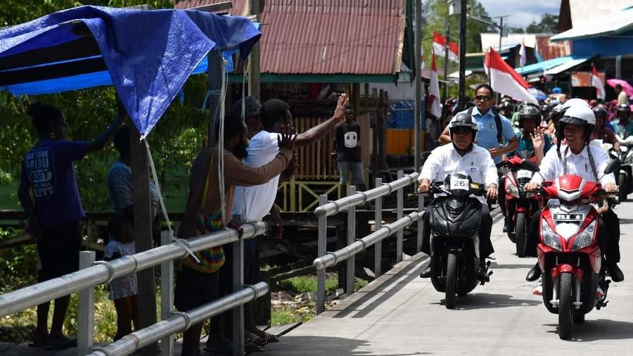 Presiden dan Ibu Iriana menumpangi Pesawat Kepresidenan Indonesia-1 dari Jayapura menuju Kabupaten Mimika
