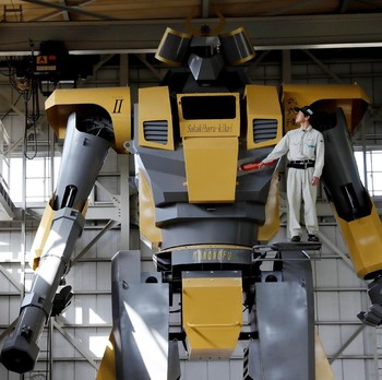 FOTO: Terinspirasi Gundam, Pria Ini Ciptakan Robot Raksasa