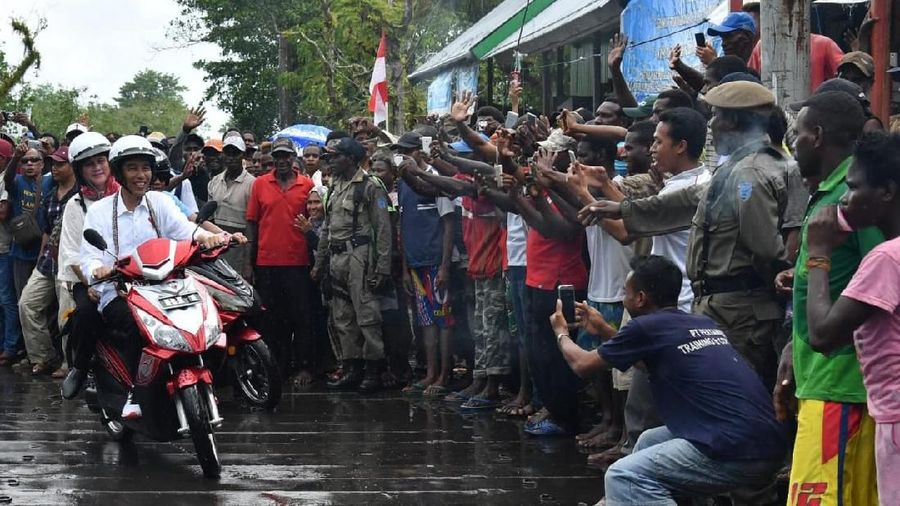 Presiden dan Ibu Iriana menumpangi Pesawat Kepresidenan Indonesia-1 dari Jayapura menuju Kabupaten Mimika