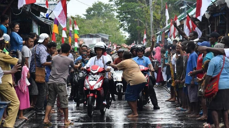 Presiden dan Ibu Iriana menumpangi Pesawat Kepresidenan Indonesia-1 dari Jayapura menuju Kabupaten Mimika