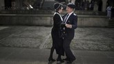 Penduduk lokal mereka ulang peristiwa sehari-hari yang terjadi sebelum insiden peledakan bom Perang Saudara Spanyol di Guernica, Basque. Pada masa-masa itu pemboman dilakukan Legiun Condor dari Jerman untuk membantu pasukan Jenderal Francisco Franco. (REUTERS/Vincent West)