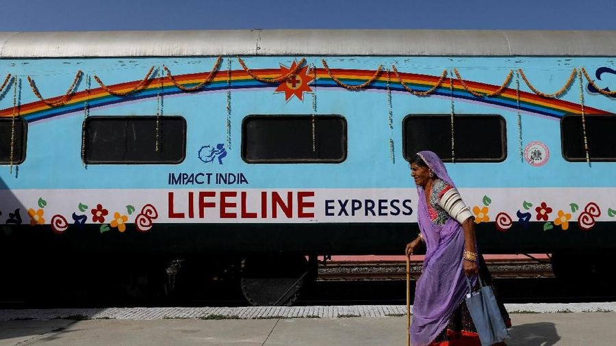 Doctors perform middle ear surgery inside an operating theatre on the Lifeline Express, a hospital built inside a seven-coach train, at a railway station in Jalore, India, April 5, 2018. REUTERS/Danish Siddiqui