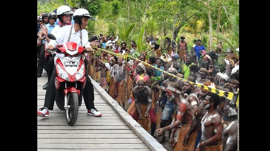 Presiden dan Ibu Iriana menumpangi Pesawat Kepresidenan Indonesia-1 dari Jayapura menuju Kabupaten Mimika