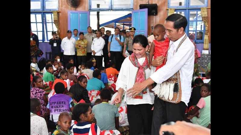 Presiden dan Ibu Iriana menumpangi Pesawat Kepresidenan Indonesia-1 dari Jayapura menuju Kabupaten Mimika