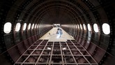 Zhu Yue sedang mengelas di dalam tubuh replika Airbus A320 yang dibangun oleh dirinya dan teman-temannya di Kaiyuan, Liaoning, China. Replika itu berukuran serupa dengan pesawat asli. (REUTERS/Sheng Li)