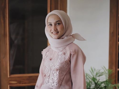 Tips Memilih Atasan untuk Kondangan Berdasarkan Bentuk Tubuh 1 Tips Memilih Atasan untuk Kondangan Berdasarkan Bentuk Tubuh 1