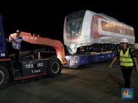 FOTO: Dua Gerbong LRT Tiba di Jakarta