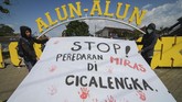 Mengenai maraknya miras oplosan yang banyak memakan korban tewas, massa dari Komite Solidaritas Pemuda Cicalengka pun melakukan aksi 'stop peredaran miras' di Alun-alun Cicalengka, Kabupaten Bandung. (ANTARA FOTO/Raisan Al Farisi/kye/18).