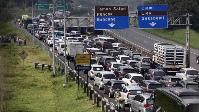 Puluhan Ribu Mobil dari Jakarta Padati Puncak