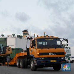 Bongkar Muat Alat Berat-Truk di Priok, Merek Mana Jawaranya?