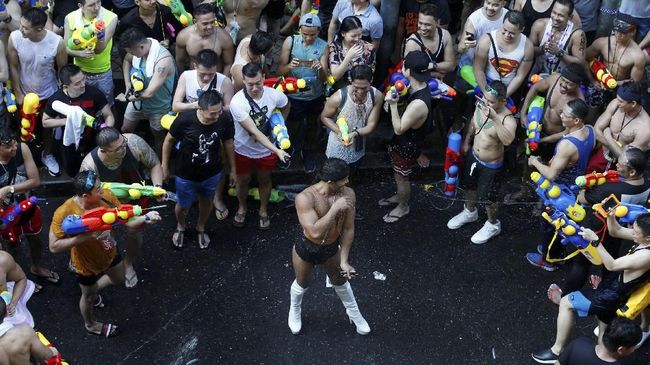 Jelang Penobatan Raja, Tak Ada Festival Songkran Tahun Ini