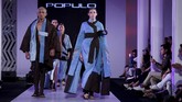 Tampil di pekan mode Fashion Nation XII, Senayan City, Jakarta pada Jumat (11/4), label Populo kembali mengeksplorasi batik dalam koleksi bertajuk 'Purity'. Koleksi kali ini terinspirasi dari 'Mustang', sebuah kerajaan Tibet yang lama hilang. (CNNIndonesia/Safir Makki).