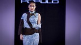 Koleksi 'Mustang' Populo didominasi dua warna yakni biru dan coklat, dengan sentuhan warna putih sebagai motif. (CNNIndonesia/Safir Makki).
