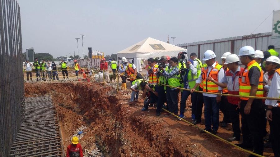 Menteri Perhubungan Budi Karya Sumadi meninjau perkembangan proyek east connection  taxiway di Bandara Soekarno Hatta, Minggu (15/1/2018).