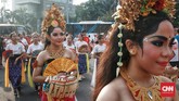 Ada tari-tarian tradisional dan gamelan Bali di Car Free Day, Bundaran Hotel Indonesia, Jakarta, Minggu (15/4). Para penarinya adalah anak-anak yang juga berbusana khas Bali. (CNN Indonesia/Andry Novelino)