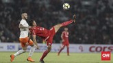 Unggul 1-0 di babak pertama membuat Persija makin bersemangat di babak kedua. Terlebih, mereka unggul jumlah pemain setelah Leonard Tupamahu dikartu merah wasit pada awal babak kedua. (CNN Indonesia/Adhi Wicaksono)