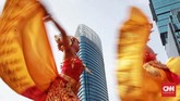 Di atas panggung, mereka membentangkan selendang. (CNN Indonesia/Andry Novelino)