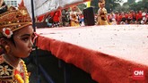Hingga saat ini mereka anggotanya telah tampil di mana-mana, termasuk di Vietnam tahun lalu untuk merayakan 50 tahun ASEAN. Di sana, mereka menampilkan tarian yang telah ditetapkan menjadi Warisan Budaya Tak Benda Dunia oleh UNESCO. (CNN Indonesia/Andry Novelino)