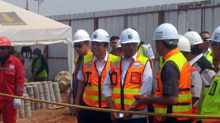 Menteri Perhubungan Budi Karya Sumadi meninjau perkembangan proyek east connection  taxiway di Bandara Soekarno Hatta, Minggu (15/1/2018).