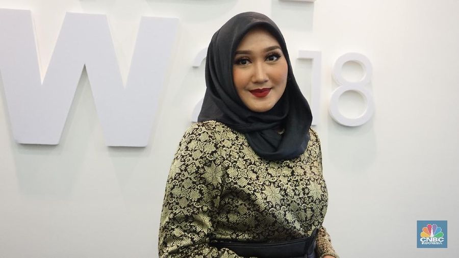 Perancang busana Dian Pelangi masuk dalam daftar Forbes 30 Under 30, berikut cerita Dian tentang hidup dan prestasinya.