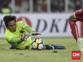 Benturan Keras, Kiper Madura United Dibawa ke Rumah Sakit
