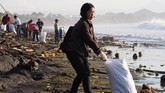 Bukan hanya di Pantai Sanur. Pantai Padanggalak, Pantai Biaung, yang terletak di sisi utara Pantai Sanur, juga diserbu sampah. (Anadolu Agency/Mahendra Moonstar)