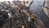 Kendati sudah dibersihkan oleh sekitar 60 petugas setiap harinya, Pantai Sanur hingga kini masih dipenuhi sampah.(Anadolu Agency/Mahendra Moonstar)