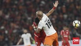 Pemain Borneo FC yang pernah berkostum Real Madrid, Julien Faubert coba mengadang laju pemain Persija Jakarta di laga tersebut. (CNN Indonesia/Adhi Wicaksono)