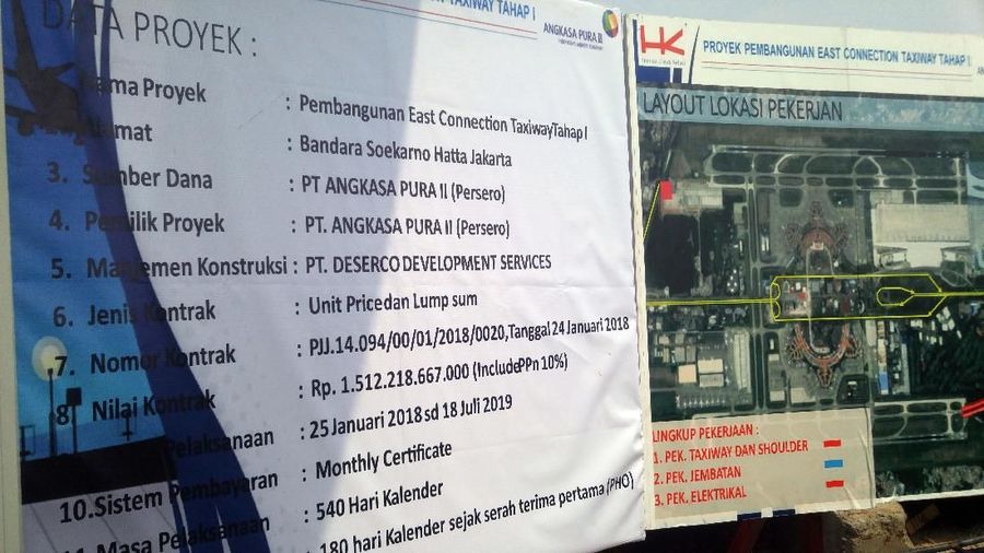 Menteri Perhubungan Budi Karya Sumadi meninjau perkembangan proyek east connection  taxiway di Bandara Soekarno Hatta, Minggu (15/1/2018).