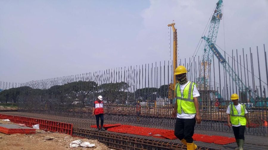 Menteri Perhubungan Budi Karya Sumadi meninjau perkembangan proyek east connection  taxiway di Bandara Soekarno Hatta, Minggu (15/1/2018).