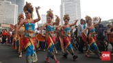 Di sepanjang jalanan Thamrin, para penari yang sama berlenggak-lenggok apik. (CNN Indonesia/Andry Novelino)