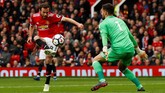 Gelandang serang Manchester United Juan Mata mendapatkan peluang mencetak gol meski telah berhadapan dengan kiper West Bromwich Albion dalam pertandingan di Stadion Old Trafford, Minggu (15/4). (Reuters/Jason Cairnduff)