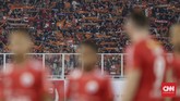 Persija Jakarta mendapatkan dukungan puluhan ribu suporter dalam laga lawan Borneo FC. Suporter sukses memberikan tenaga ekstra untuk Macan Kemayoran. (CNN Indonesia/Adhi Wicaksono)