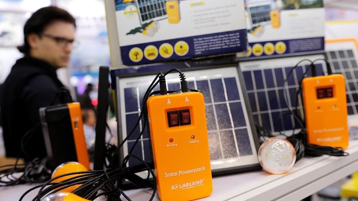 Solar panel products are display during the China Import and Export Fair, also known as Canton Fair, in the southern city of Guangzhou, China April 16, 2018. REUTERS/Tyrone Siu