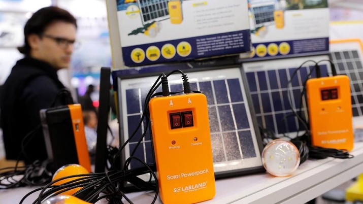 Solar Panel Solar panel products are display during the China Import and Export Fair, also known as Canton Fair, in the southern city of Guangzhou, China April 16, 2018. REUTERS/Tyrone Siu