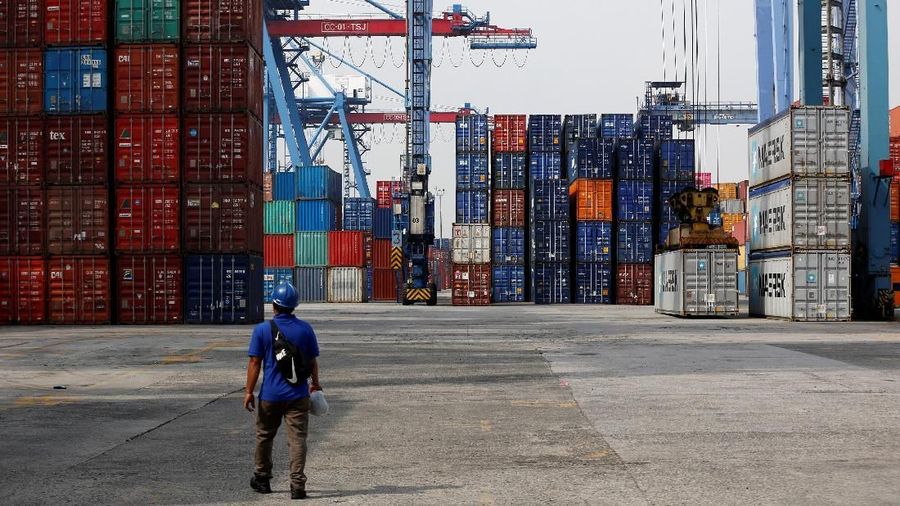 A container ship is guided by tugboats into Tanjung Priok Port in Jakarta, Indonesia April 16, 2018. REUTERS/Darren Whiteside
