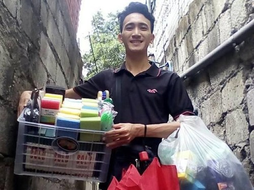 Salut! Kisah Pemuda yang Lulus Kuliah dari Biaya Jualan Spons Cuci Piring Salut! Kisah Pemuda yang Lulus Kuliah dari Biaya Jualan Spons Cuci Piring