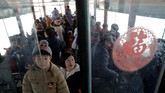 Wisatawan naik kapal dari Sungai Yalu di sisi China untuk menyaksikan tepian sungai di sisi Korea Utara, dekat Dandong, Provinsi Liaoning, China. (REUTERS/Damir Sagolj)