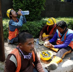 Utang Emiten Konstruksi Gede, Beli Sahamnya atau Tunggu Dulu?