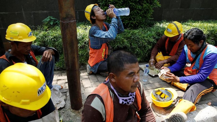 Workers of The Jakarta Mass Rapid Transit construction take their lunch at Sudirman Business District in Jakarta, Indonesia, April 13, 2018. REUTERS/Beawiharta