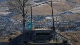 Penjaga perbatasan Korut dipotret dari sisi China di Kota Dandong, di tepi Jembatan Patah Hekou, Sungai Yalu, utara kota Sinulju, Korut. (REUTERS/Damir Sagolj)