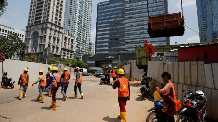 Workers of The Jakarta Mass Rapid Transit construction take their lunch at Sudirman Business District in Jakarta, Indonesia, April 13, 2018. REUTERS/Beawiharta