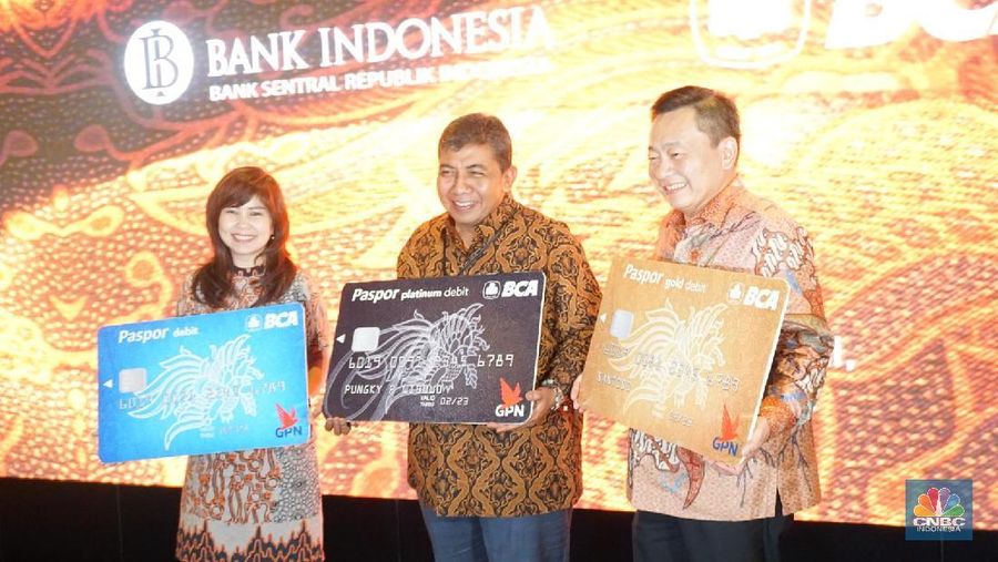 Satu lagi bank yang meluncurkan kartu ATM/Debit berlogo nasional dengan simbol garuda merah, yakni PT Bank Central Asia Tbk (BCA).